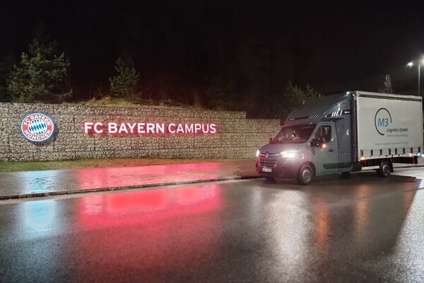 Zwei Transporter, die sich schräg gegenüber stehen